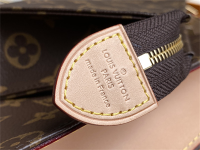 L.V Toiletry Pouch On Chain Monogram Canvas M81412