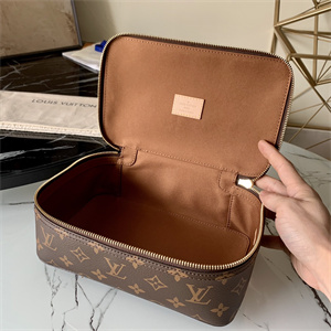 L.V Packing Cube MM Monogram Canvas M43689