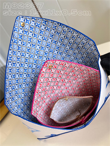 L.V Kirigami Pochette Giant Monogram Canvas M82387