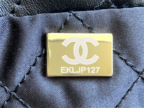 Cha.nel 22 Large Handbag Shiny Calfskin Gold Tone Metal Black AS3262