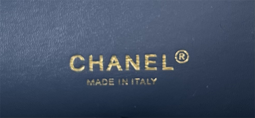 Cha.nel Medium Classic Flap Bag Tweed Gold Tone Metal Navy A01112