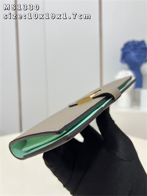 L.V Capucines Vertical Wallet Taurillon leather Tourterelle Grey M81330