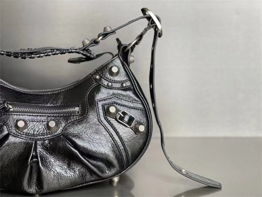 Women’s Le Cagole Small Shoulder Bag In Arena Lambskin Black Color