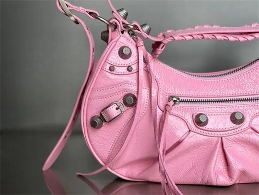 Women’s Le Cagole Small Shoulder Bag In Arena Lambskin Pink Color