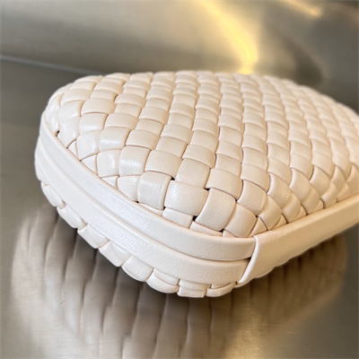 BV Knot Clutch In Lambskin Leather Cantaloup Color