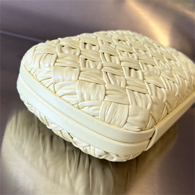 BV Knot Clutch In Calfskin Leather Wrinkled Ice Cream Color