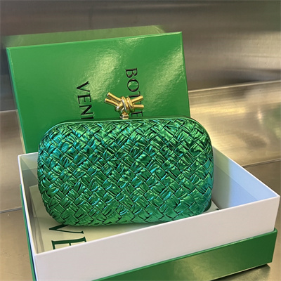 BV Knot Clutch In Calfskin Leather Wrinkled  Green Color