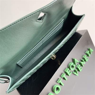 BV Long Clutch Andiamo With Handle In Lambskin Leather Emerald Green Color