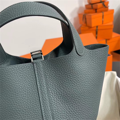 Picotin Lock Bag Togo Leather 18/22CM Gold/Silver Tone Metal In Vert Amande Color HS