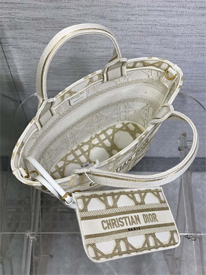 CD Hat Basket Bag  Embroidery White and Gold Macrocannage Embroidery