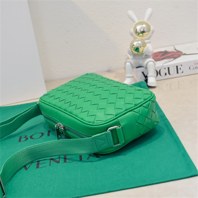 BV Small Intrecciato Camera Bag Calfskin Parakeet