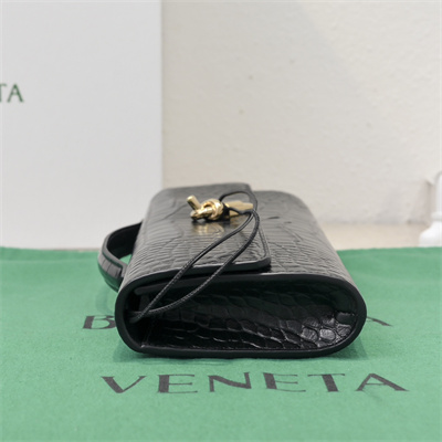 BV Long Clutch Andiamo With Handle In Crococile Leather Black