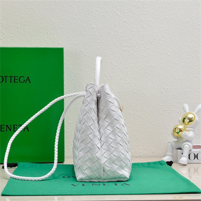 BV Medium Andiamo Top handle bag Lambskin Leather White