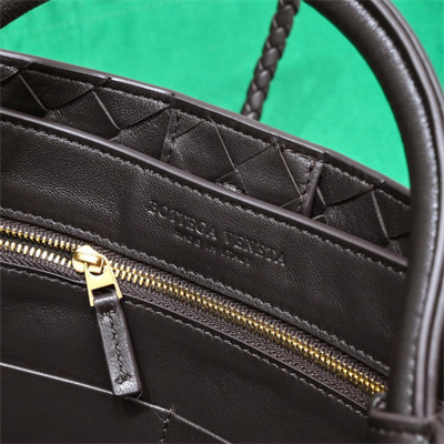 BV Medium Andiamo Top handle bag Lambskin Leather Fondant