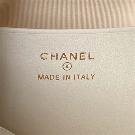 Chanel Clutch With Chain Grained Shiny Calfskin & Gold-Tone Metal White AP4066