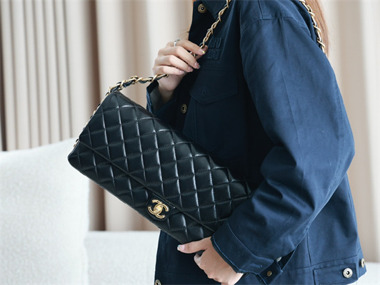 Cha.nel Maxi Clutch Bag Shiny Lambskin & Gold-Tone Metal Black AS5006