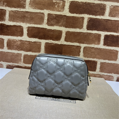 Gu.cci Gucci GG Matelassé Beauty Case in Grey Leather 726047