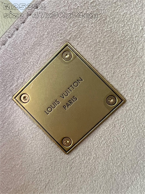 L.V Low Key Cabas MM Grained calfskin Clay M25343