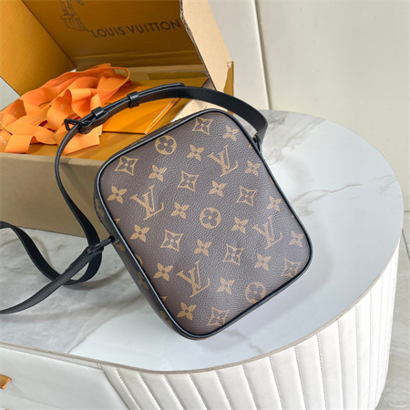 L.V CHRISTOPHER WEARABLE WALLET Monogram Canvas M69404