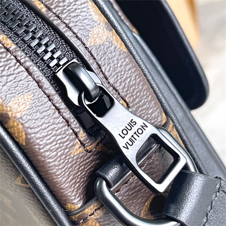 L.V CHRISTOPHER WEARABLE WALLET Monogram Canvas M69404