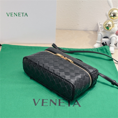 BV Bang Bang Vanity Case Intrecciato Calfskin leather Black
