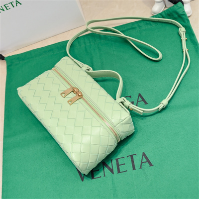 BV Bang Bang Vanity Case Intrecciato Calfskin leather Mint Green