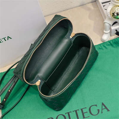 BV Bang Bang Vanity Case Intrecciato Calfskin leather Emerald Green