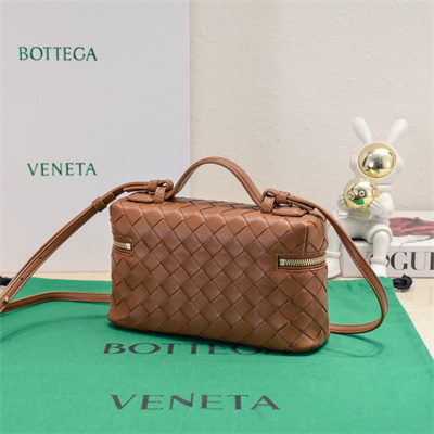 BV Bang Bang Vanity Case Intrecciato Calfskin leather Cork