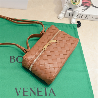 BV Bang Bang Vanity Case Intrecciato Calfskin leather Cork