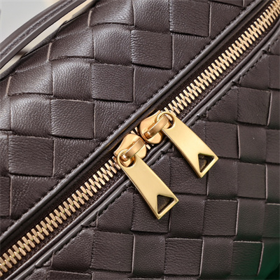 BV Bang Bang Vanity Case Intrecciato Calfskin leather Fondant