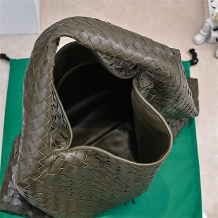 BV Large Hop Shoulder Bag In Calfskin Mustard