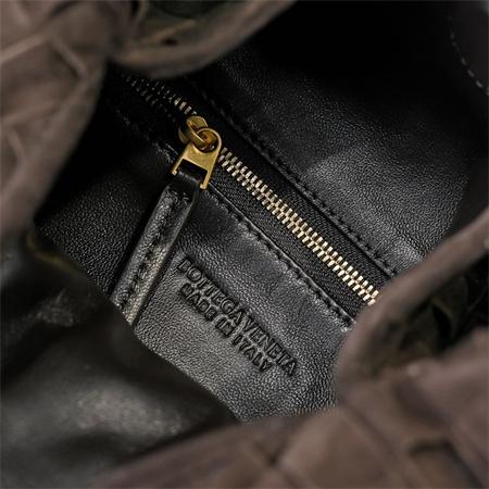 BV Hop Shoulder Bag In Suede Fondant