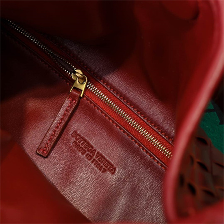 BV Hop Shoulder Bag In Calfskin Red