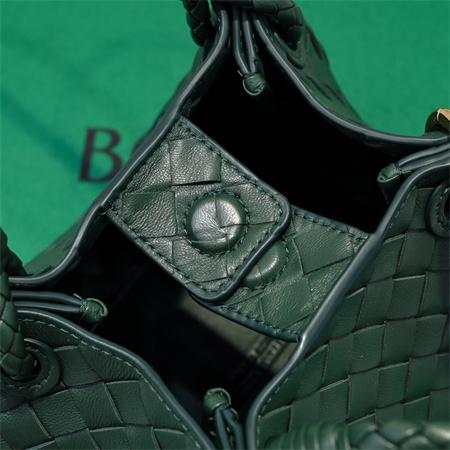 BV Small Parachute Shoulder Bag In Lambskin Emerald