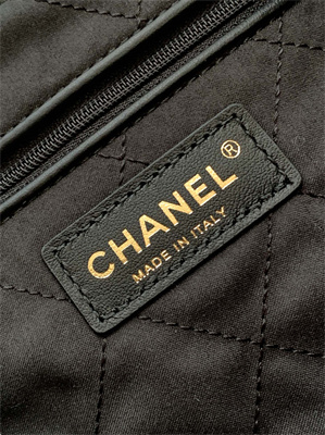 Cha.nel 22 Medium Handbag Grained Calfskin Gold Tone Metal Black AS3261