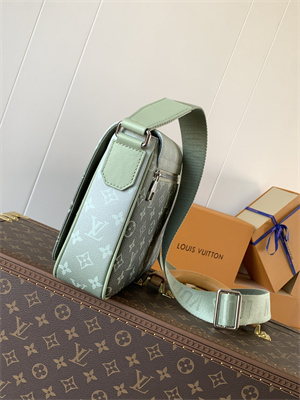 L.V District PM Messenger Bag Gradient coated canva Khaki Green M11593