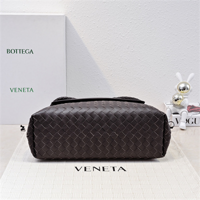 BV Medium Andiamo Messenger Bag In Calfskin Fondant