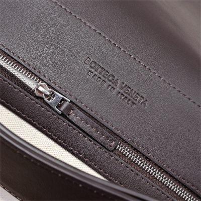 BV Medium Andiamo Messenger Bag In Calfskin Fondant