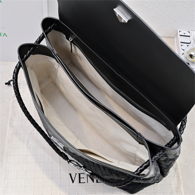 BV Large Andiamo Messenger Bag In Calfskin Black