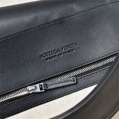 BV Large Andiamo Messenger Bag In Calfskin Black